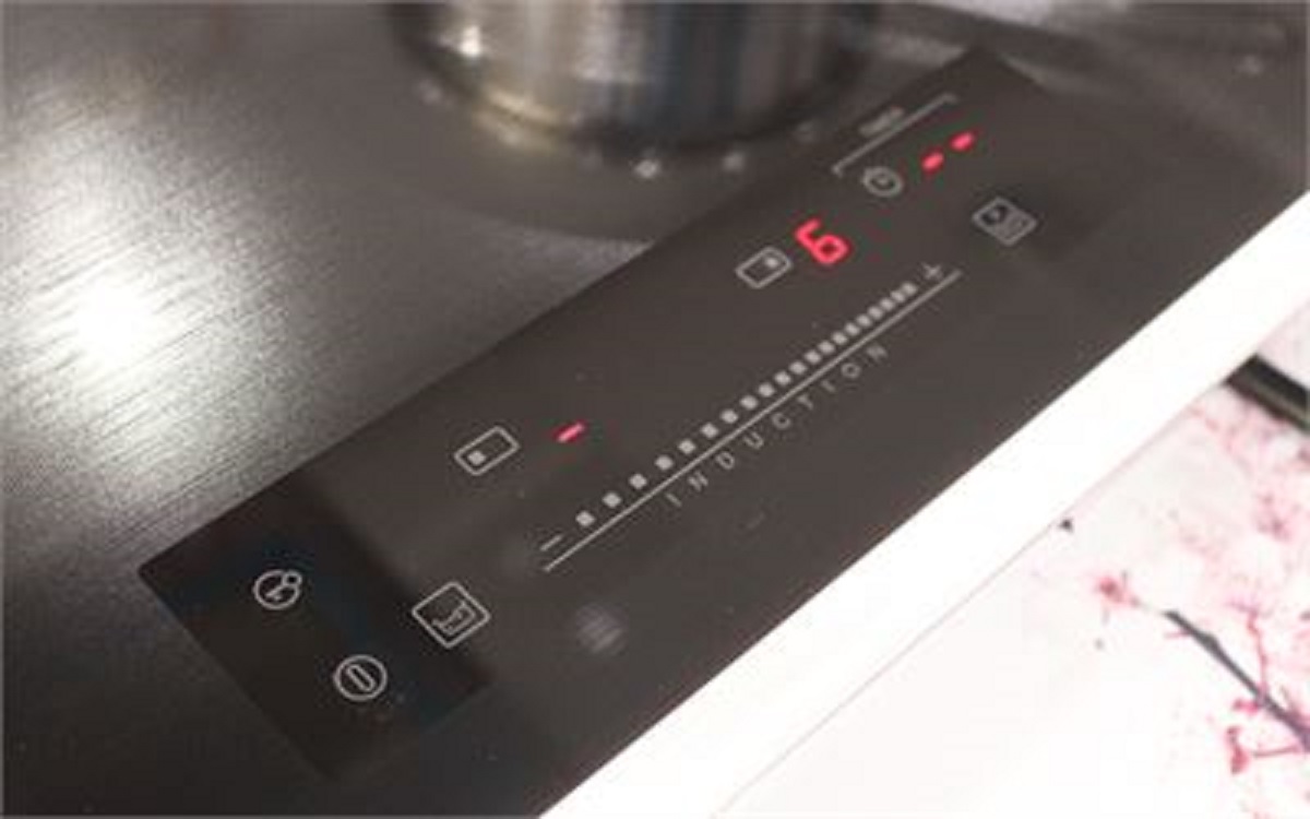 bang-dieu-khien-bep-dien-tu-duc-tot-nhat