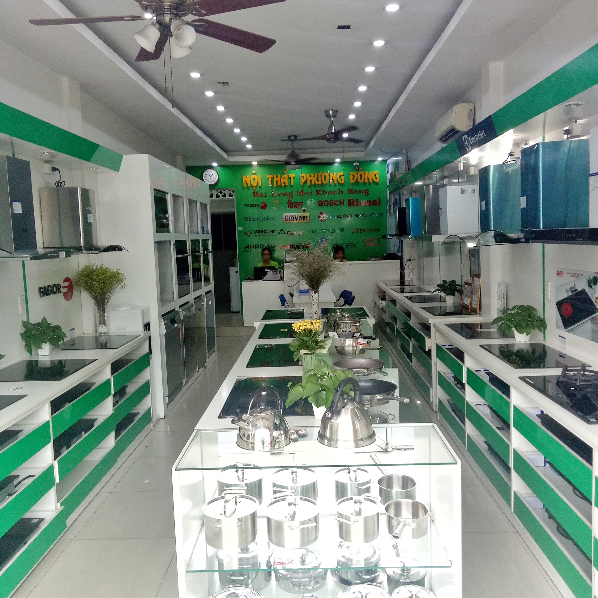khong-gian-trung-bay-bep-tu-tai-bep-phuong-dong-402-hoang-van-thu
