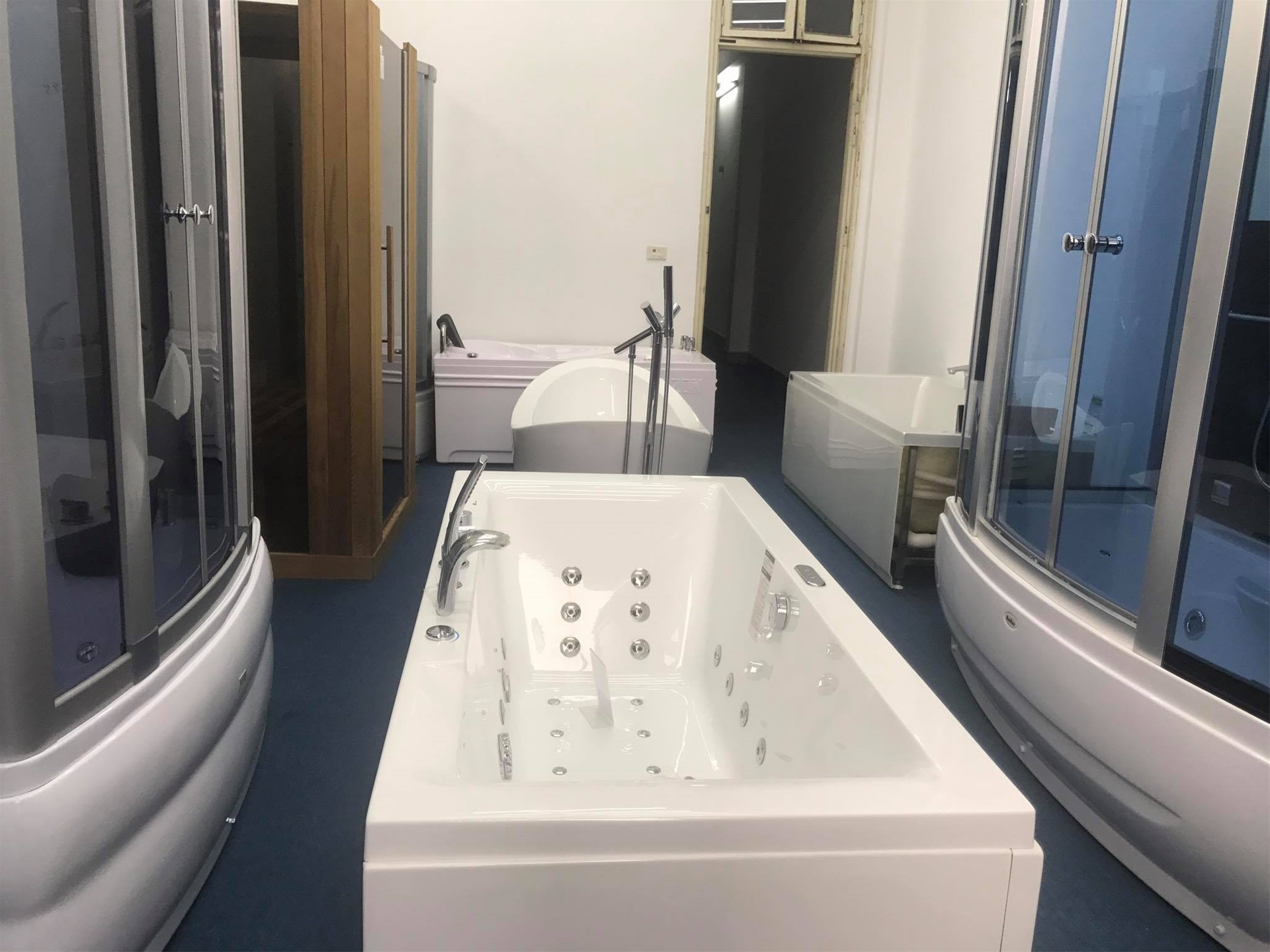 khong-gian-trung-bay-bon-tam-amazon-chinh-hang-tai-bep-phuong-dong