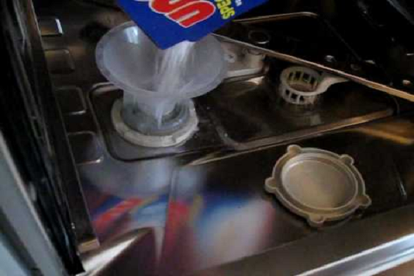 Đổ muối vào máy rửa bát